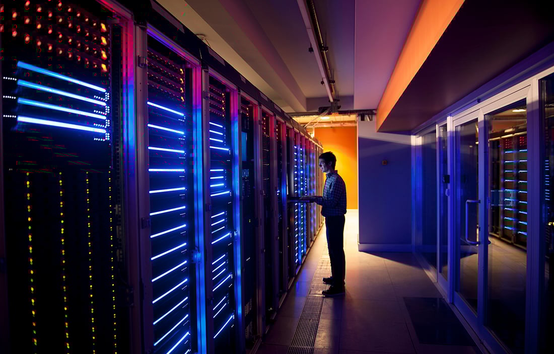 CAPEX vs OPEX: un hombre trabaja sobre los data centers de su compañía, el principal activo de capital de la compañía