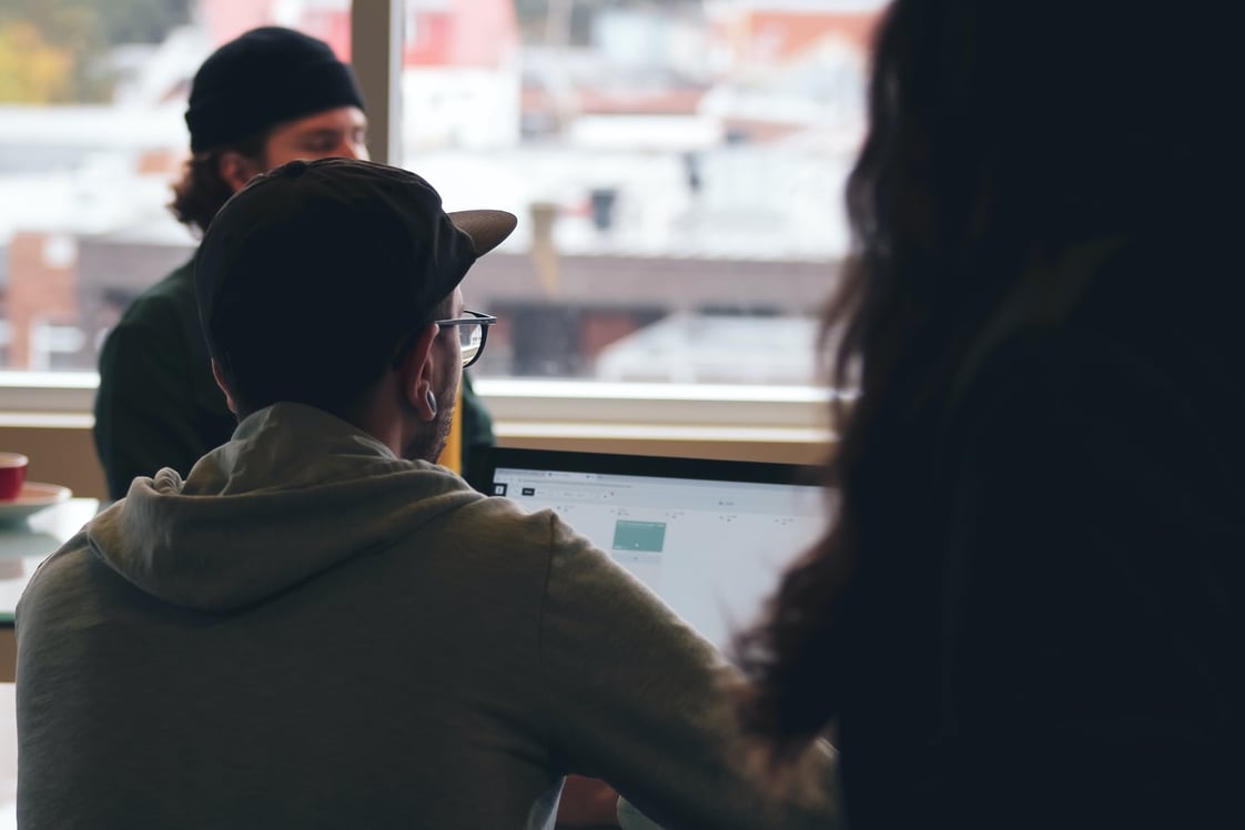 equipo de trabajo utilizando una laptop. Los riesgos de seguridad endpoint son un tema fundamental para las empresas